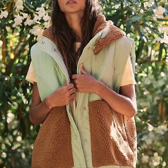 Free People Movement Adventure Awaits Fleece Vest - Picture 1 of 8